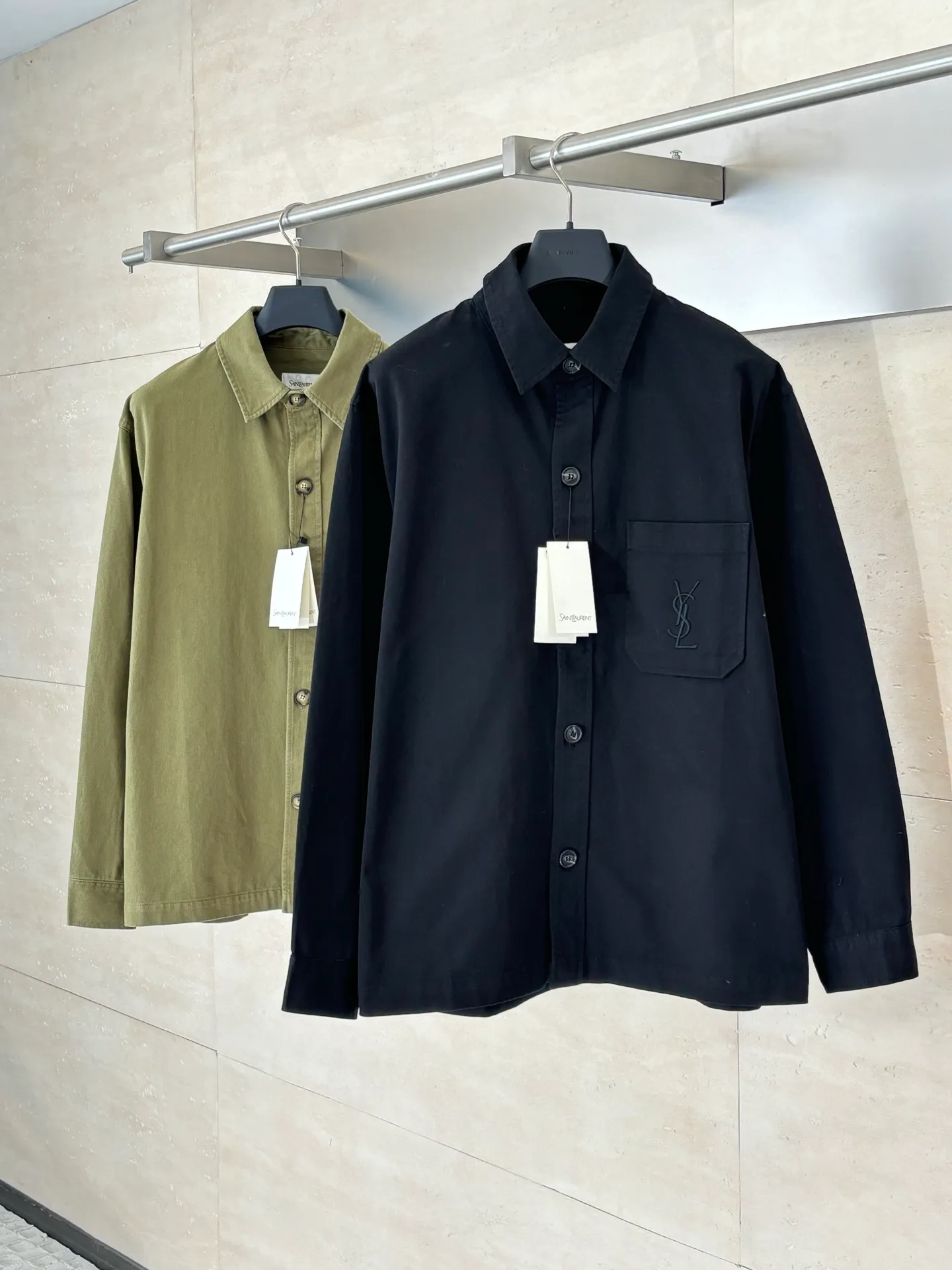 P480 Saint Lauren*/Ysl Saint Laurent embroidered button-down lapel shirt. The natural fiber fabric has excellent breathability and moisture absorption, allowing the skin to breathe freely, keeping it dry and comfortable at all times. You will not feel hot or uncomfortable even if you wear it for a long time. Size: S/M/L/XL